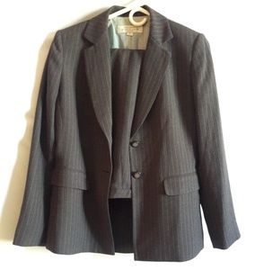 Tahari Other - Tahari 2 Piece Gray Pants Suit Size 6P Tahari Other - Tahari 2 Piece Gray Pants Suit Size 6P